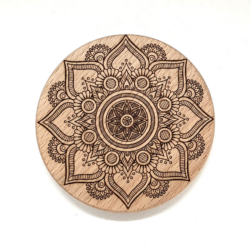 Photo création mandala sur sous-verre en bois