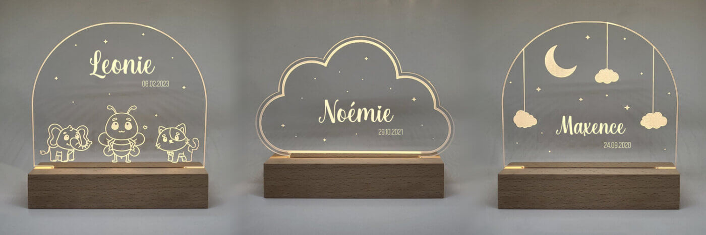 Trois lampes gravées en plexiglas transparent sur base LED en bois