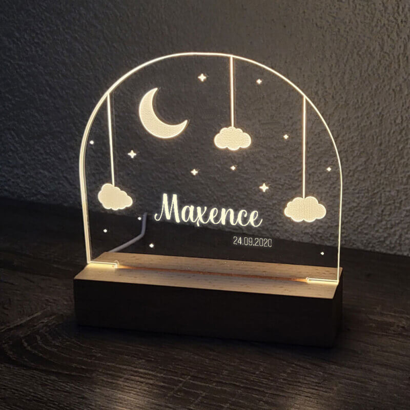 Lampe en plexiglas transparent gravée avec un prénom sur base LED en bois